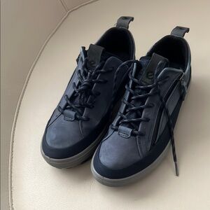 Ecco women’s suede sneakers,Gray and dark blue Minimalist Design with zipper Sz8